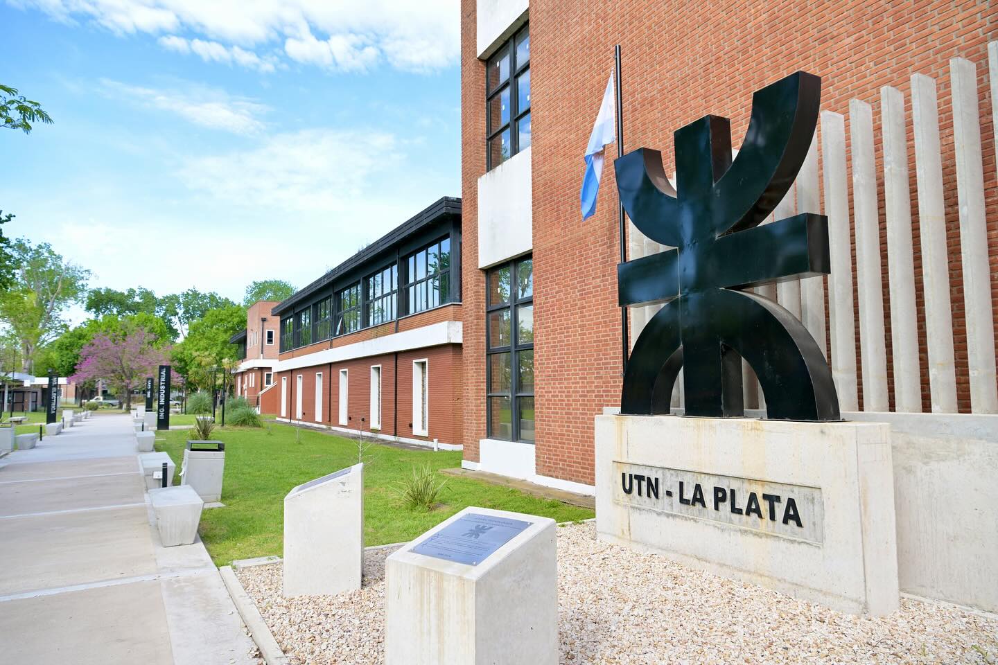 UTN FRLP - Vista externa del frente de la facultad