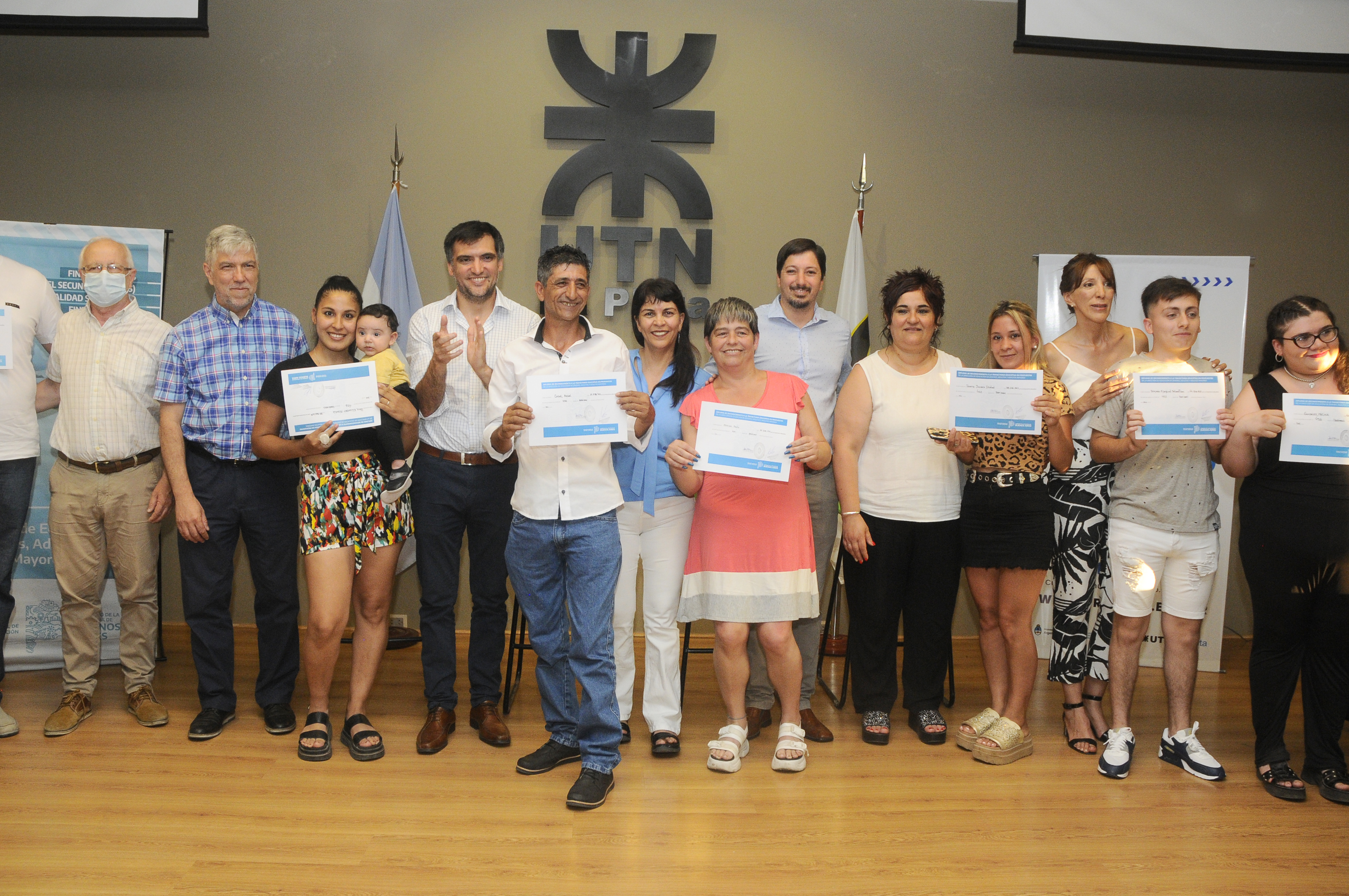 foto grupal recibiendo diplomas