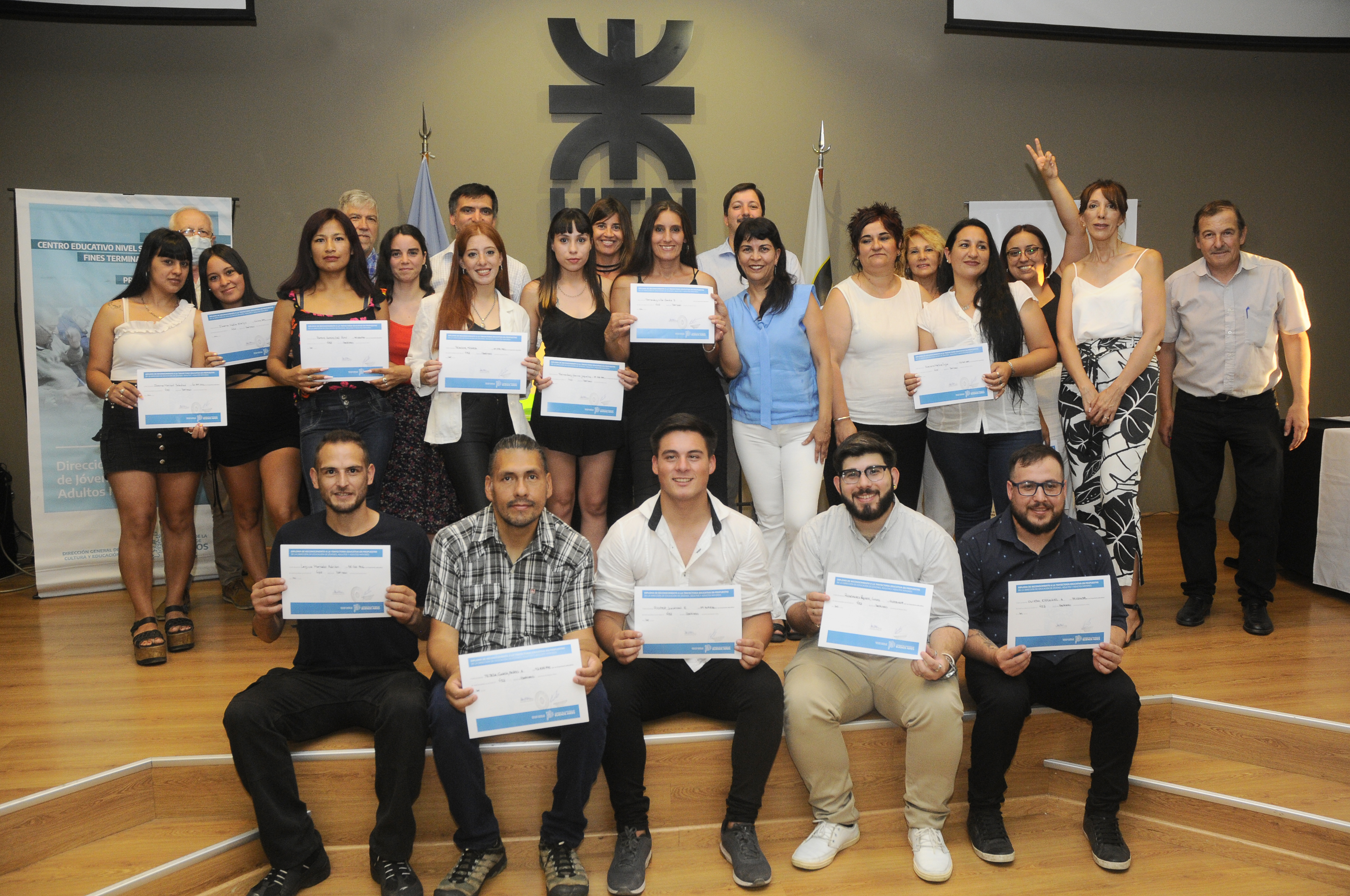 Alumnos recibiendo diplomas