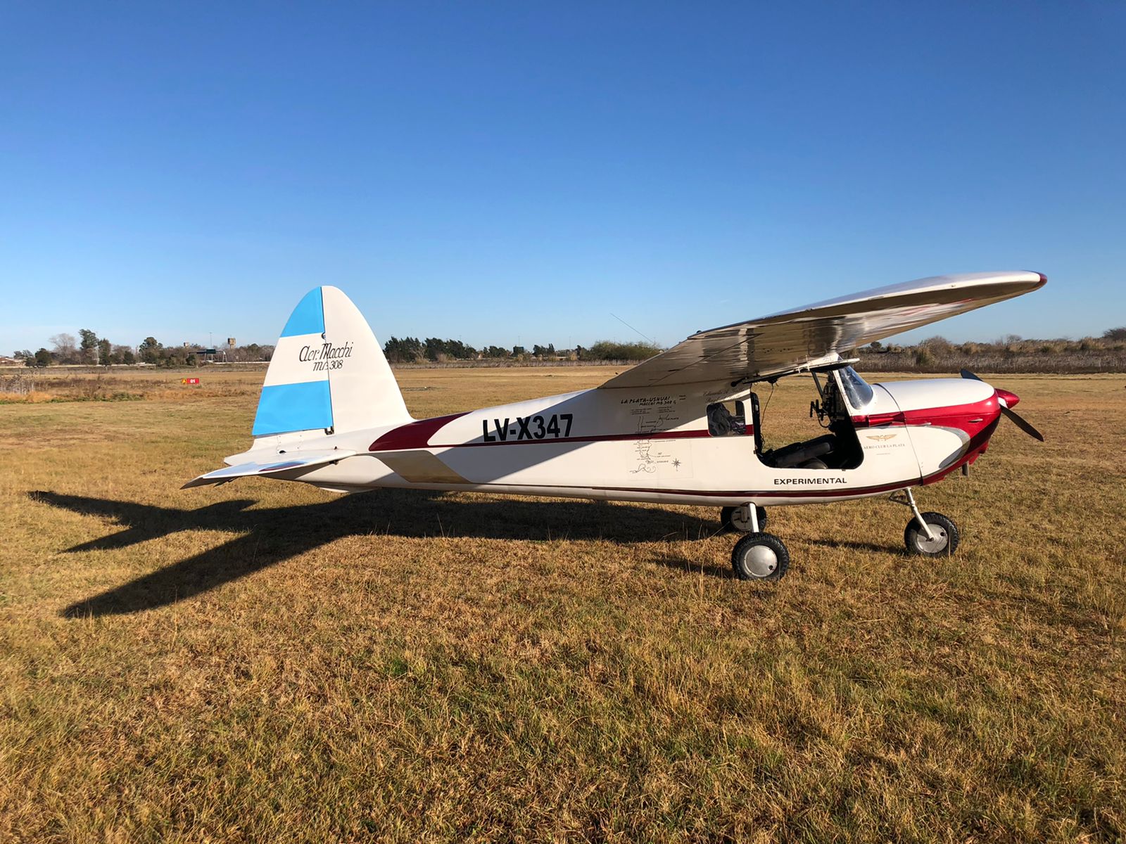 aeroclub villa angela junto a avioneta