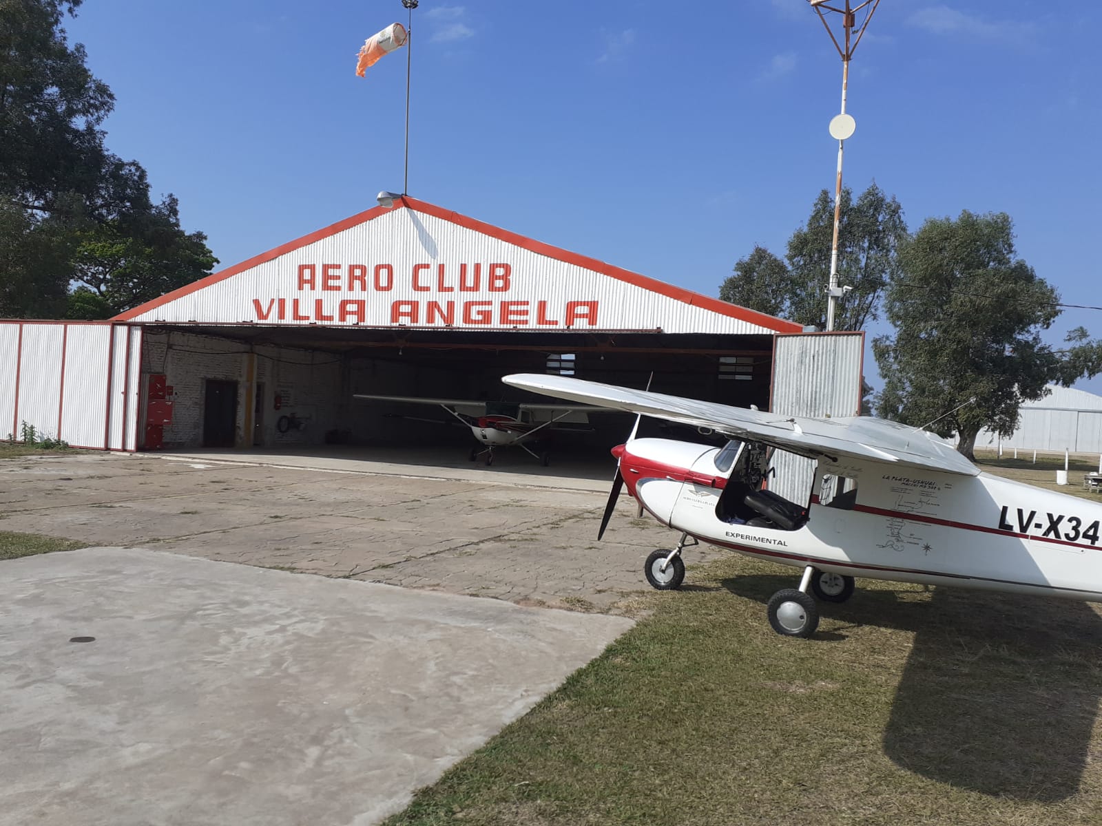 aeroclub villa angela junto a avioneta