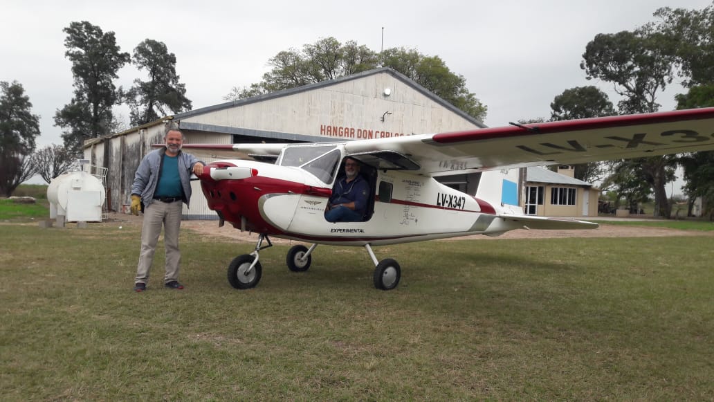 aeroclub villa angela junto a avioneta