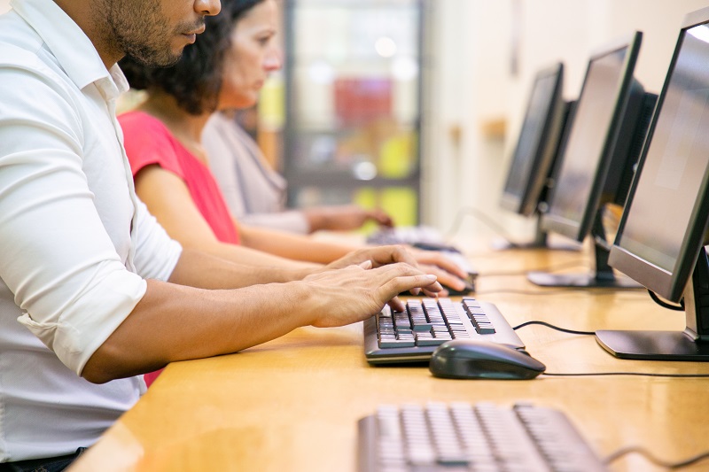 personas estudiando en unas PC