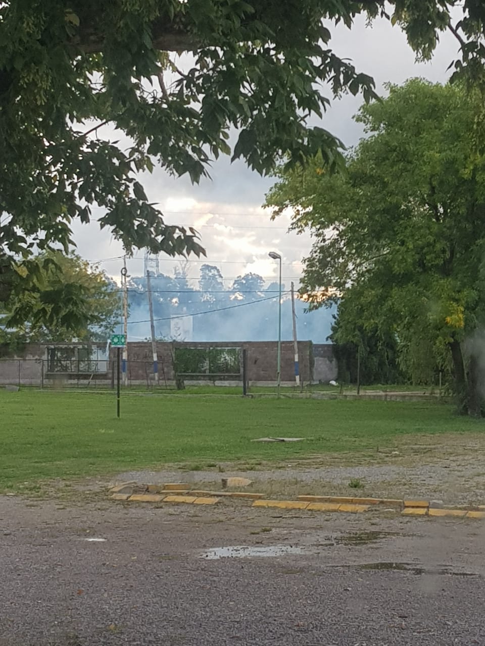 hall de la facultad con neblina