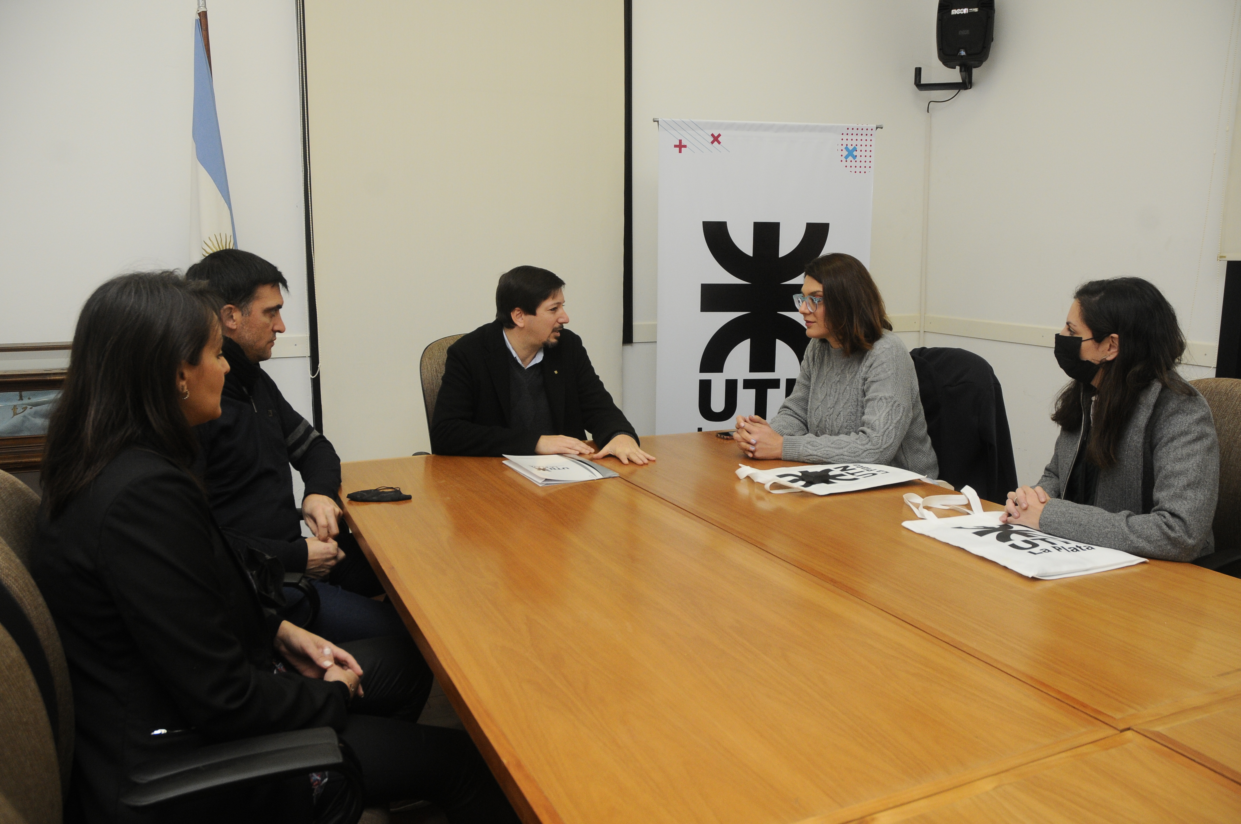 imagen del Decano con Natasa Loizou firmando un de convenio