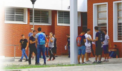 Alumnos en el patio de la UTN