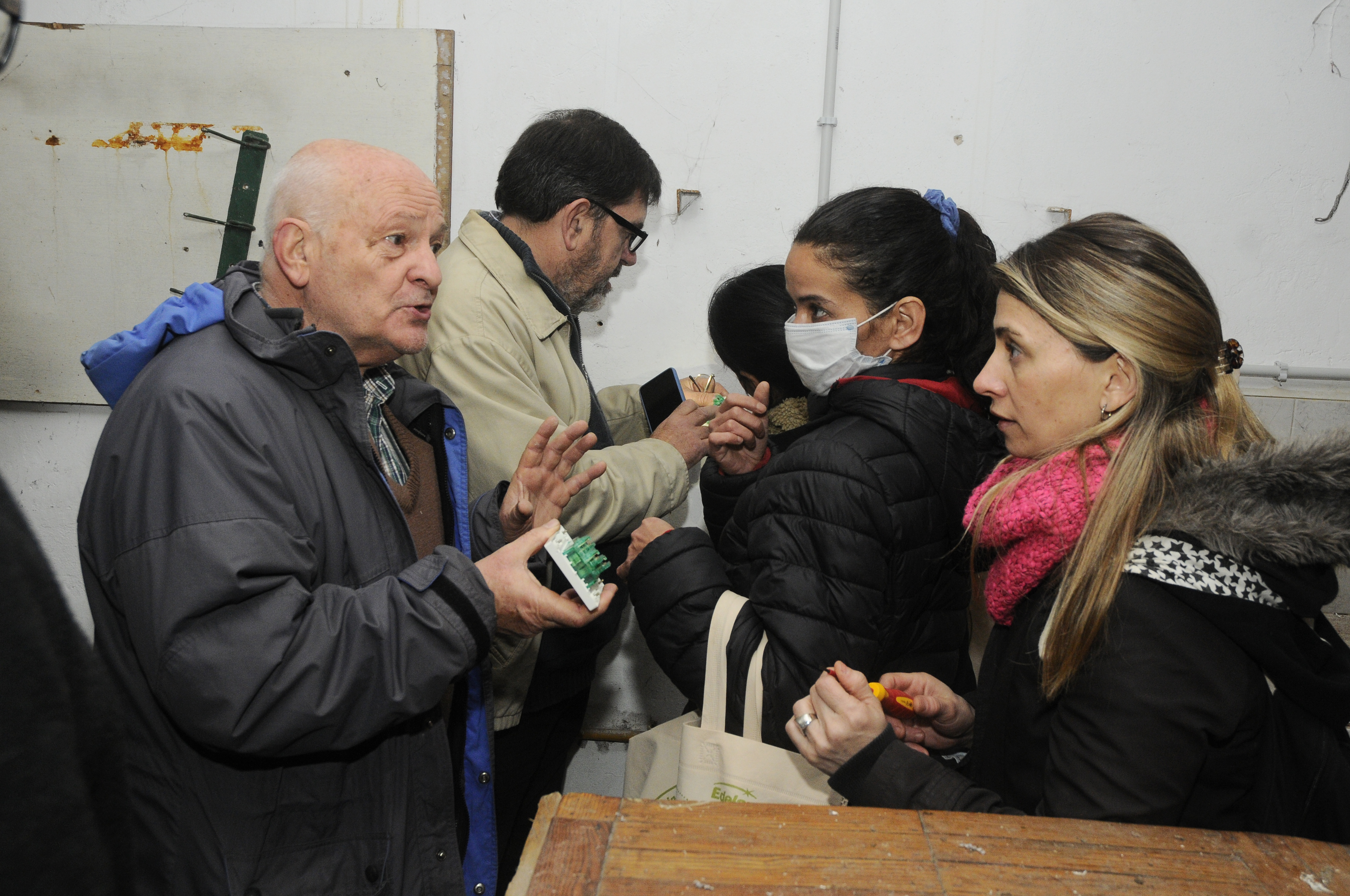 imagen de uno de los profesores del taller con sus alumnos