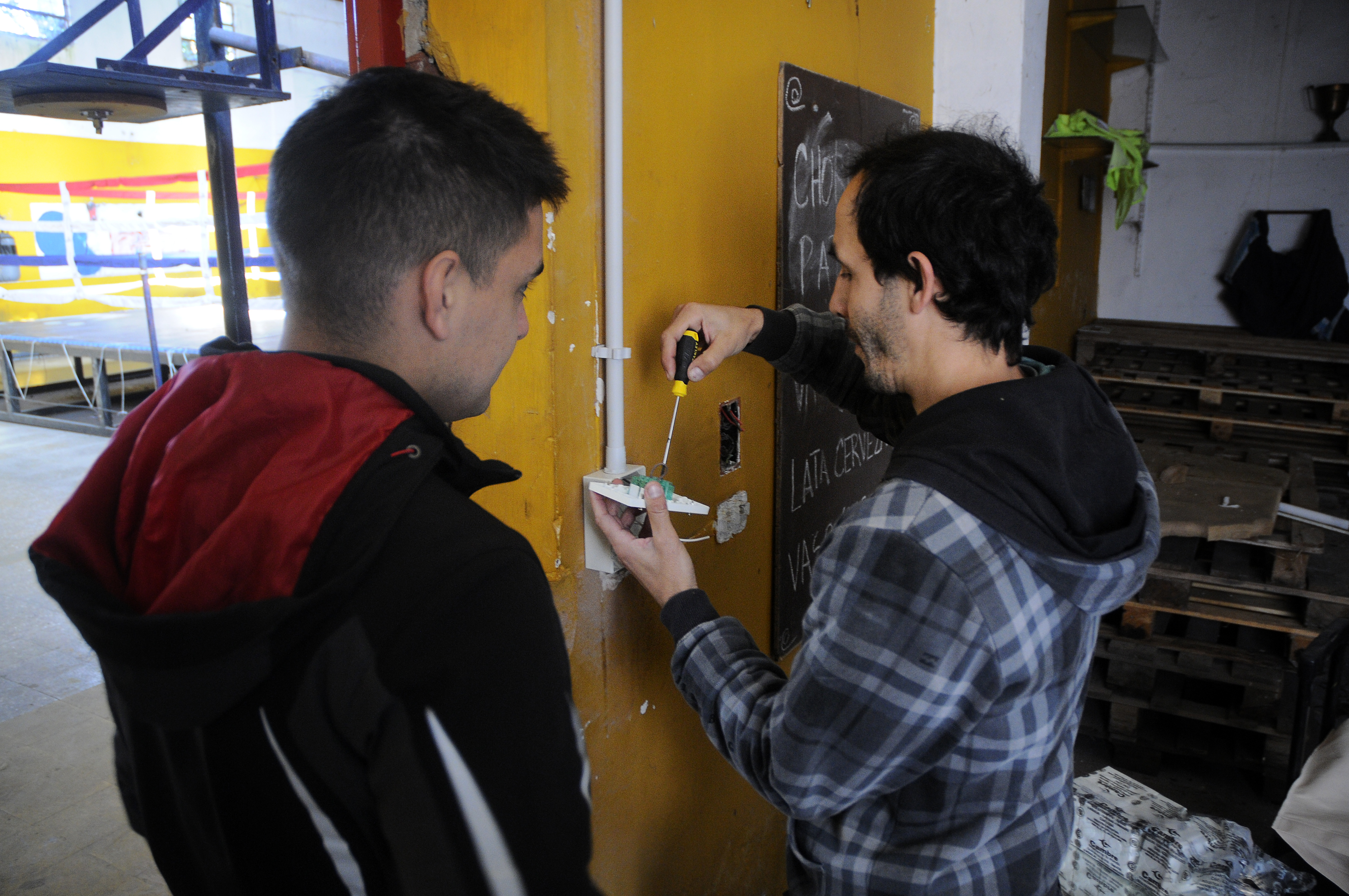 alumnos trabajando en las instalaciones del taller