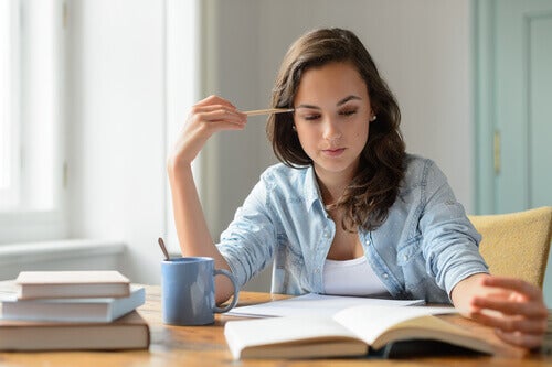 Mujer estudiando un posgrado