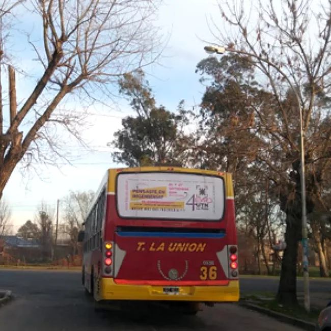 Publicidad de la UTN La Plata en líneas de colectivos