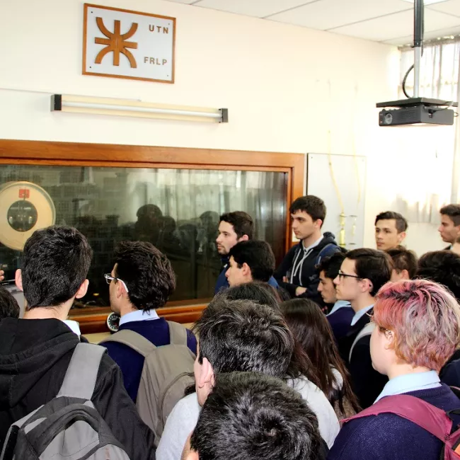 alumnos escuchando