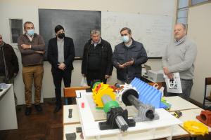 Demostración del prototipo de la trituradora entre las autoridades de ambas instituciones