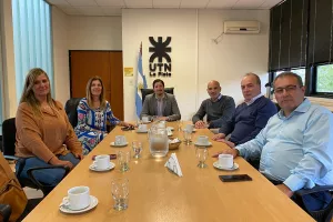 autoridades del gobierno de la provincia y UTN La Plata