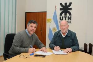 El Decano, Fabio Romani y el Intendente de Magdalena, Lisandro Hourcade, firmando un convenio de reciprocidad