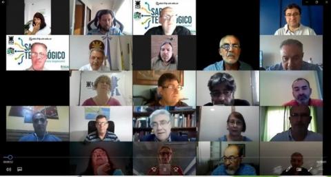 Personas reunidas en videollamada