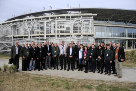 Imagen del edificio de Y-TEC junto a las autoridades del mismo y de otros invitados. 