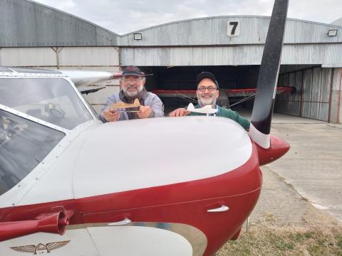 Macchi MB 308, dos personas junto a una avioneta Martín Baleztena es Ingeniero Electrónico