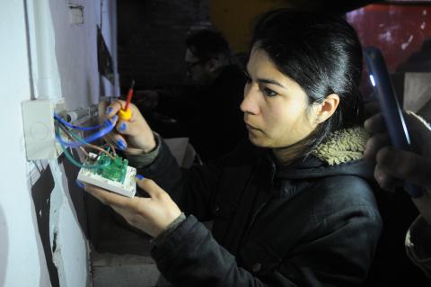 alumna trabajando en electricidad en la renovación de las instalaciones del Club rivera en Tolosa.