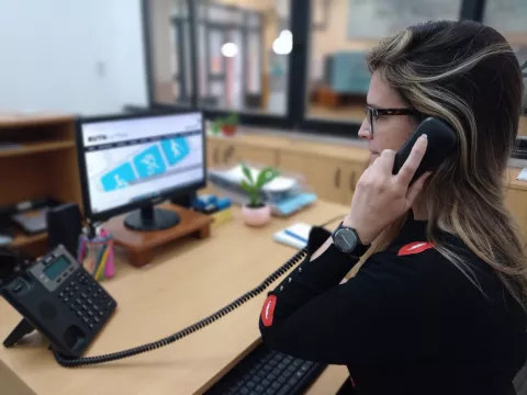 imagen femenina atendiendo el teléfono en una oficina de la universidad