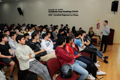 Charla en el Salón de Actos Presidente Juan Domingo Perón de la UTN La Plata