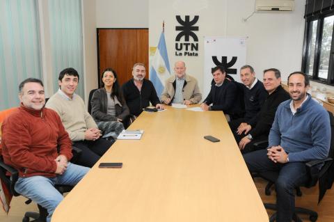 foto de reunión de autoridades de la Facultad con autoridades de Creceba