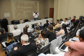 Conferencia en aula de la UTN La Plata con público asistente.