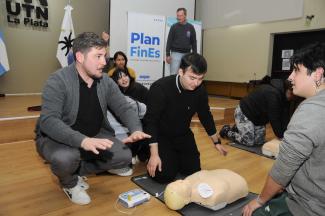 Capacitación en RCP y uso de DEA para estudiantes del Plan Fines