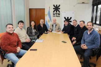 foto de reunión de autoridades de la Facultad con autoridades de Creceba