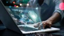 laptop con una interfaz de usuario virtual y holográfica 