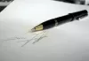 lapicera pluma sobre papel